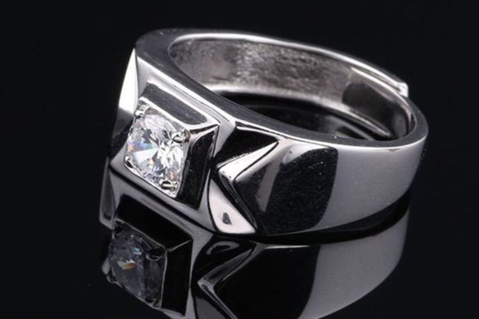 对于银戒指这种首饰来说，每个人都可以佩戴，而且装饰性也不错。女性带起来会有一种轻灵的感觉，男性佩戴有粗犷的味道。这些都是首饰带来的作用，但是男女性的银戒指的重量大概都不会相同。而且有的戒指上面有装饰品或者是说戒指的材质和打磨都不同，都会给重量造成影响。而一个银戒指大概多少克这个问题，接下来就让婚博会小编给大家解答。
