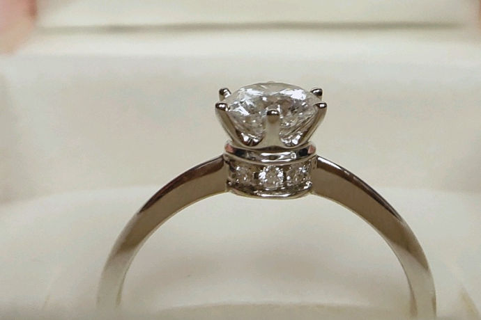 对于爱美的女生来说，首饰绝对是必不可少的存在，其中钻石戒指更是受到了广泛的欢迎。除了装饰用，钻石戒指也因为其独特的含义成为了求婚和结婚的必备之物。不论购买钻石戒指的初衷是何，这些人在购买钻戒时除了看重钻石的品质外，对于钻石的重量也是极为看着的，只不过让很多人困扰的一点在于，钻石的质量单位一般是克拉，很多人并没有明确的观念，那么钻石1克拉等于多少克呢？今天我们就来说说这个问题。