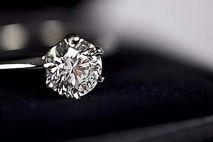 许多购买过钻石首饰的人们会知道，钻石在购买的时候往往会在首饰盒种带有一张鉴定证书，而检定证书上会写着钻石多少克拉、多少分，它的品质如何等等。很多人都非常疑惑，这个“分”到底是什么意思？为什么有的钻石重量被称为“分”，而有的钻石重量被称为“克拉”？其实，这都是有讲究的。分和克拉都是钻石重量的一种叫法，但是它们之间的区别却往往差距甚远。