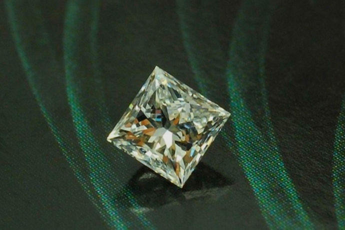女人对钻石有着一种偏执和狂爱，钻石代表着爱情与美丽。如今人们已经开始不满足于店里普通钻戒的款式和工艺了，所以越来越多的人选择去订购裸钻。然后找设计师定制一枚属于专属自己的钻戒。