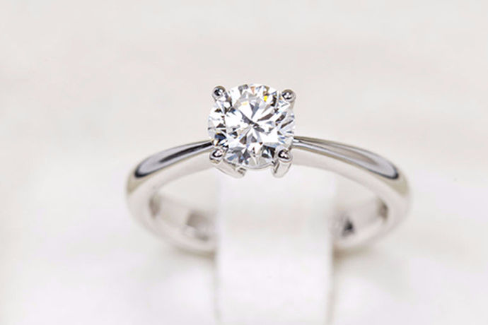众所周知，戒指对我们每个人来说都具有非常重要的意义，其中钻石戒指因为其漂亮的外观和高贵的气质更是吸引了众多爱美的女性和有求婚意向的男性。但是大家对于购买钻石戒指是非常谨慎的，因为钻石戒指的售价太高了，现实中的钻石戒指都得用“克”来计算，那么大家知道砖石戒指多少钱一克吗？