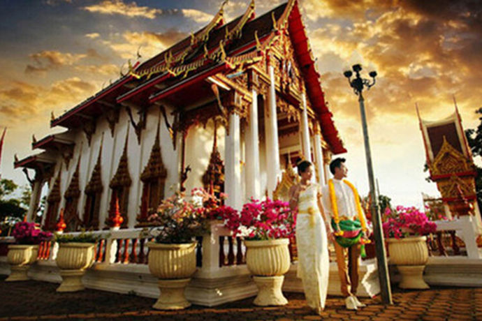 泰国由于特殊的地理位置，气候条件优越，拥有着无数的风景名胜和文化古迹，拥有众多的海岛沙滩等旅游资源，每年不仅有许多人去泰国旅游，更是有不少人去泰国度蜜月和拍婚纱照，那么去泰国照婚纱照要多少钱呢?如果你感到好奇的话，就可以跟着小编一起来看看泰国婚纱照多少钱吧！