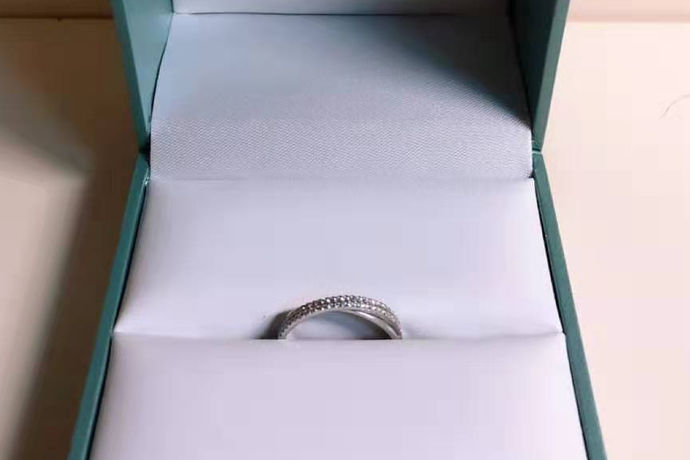 白金钻石作为戒指中的一种特殊品种，因为其永不变色的特性，得到了许多女性的芳心，这象征着他们的爱情永不褪色，这一吉利寓意更是让消费者对其青睐有加，可白金戒指变黄怎么办？