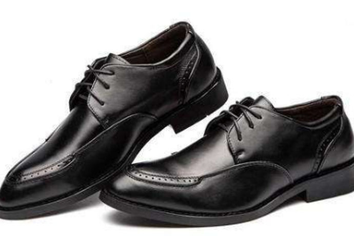 婚礼的现场是一个比较庄重的过程。 这个时候西装+皮鞋是绝大多数新郎的标配，但也绝不是随着自己的喜好，随意“整”一套就可以做新郎。婚礼是一个很正式的场合，所以皮鞋也要选择正式的款式类型，正装皮鞋（绅士鞋）的款式严格来说只有：牛津鞋（Oxford）、僧侣鞋/孟克鞋（Monk）、德比鞋（Derby）。，那结婚穿的皮鞋那个比较好呢？