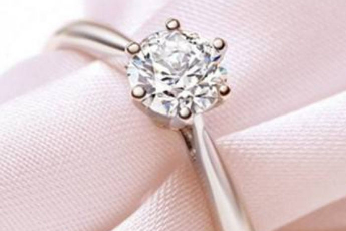 由于钻石戒指具有坚硬、持久、纯净、闪闪发光的特点，被公认为最具代表性的爱情象征之一。但是钻石戒指戴了很长一段时间后会变钝，所以也需要保养。那么你知道怎么保养钻石戒指吗？现在让我们来看看钻石戒指的保养。