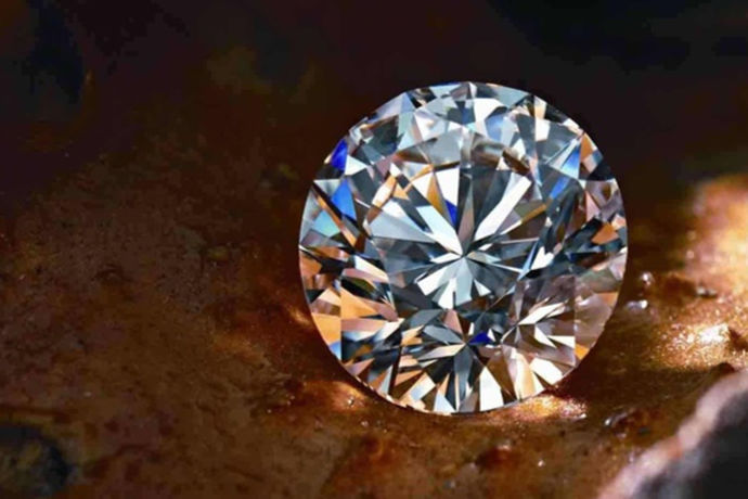 随着社会的发展和经济的进步，人们生活质量也有了普遍的提高，对于生活水平的要求也越来越高，于是，装饰品开始出现在我们的生活中。很多人都有购买钻石或收藏钻石的习惯，而且钻石有非常多的类型和款式，可以供不同消费者的需要和选择。其实除此之外，钻石的颜色等级还分为D-Z几个等级，h色钻石是第五个等级。那么h色钻石怎么样呢？接下来就让小编给大家介绍一下。