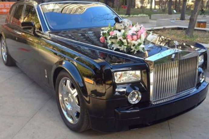 在婚礼策划的时候，婚礼策划公司往往会询问新人们要使用哪一种婚礼头车。一般来说，不同档次的婚礼头车，它的价格也是不同的。宾利的欧陆飞驰，它在作为婚礼头车的时候，价位一般在3000元左右。劳斯莱斯自然比宾利要贵上一些。不过，婚礼头车往往意味着排场，在婚礼当中多花一些钱也是在所难免的。因此，劳斯莱斯作为婚礼头车的场景还是经常出现的。