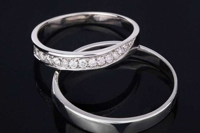 结婚戒指作为一种结婚信物一直深受新人们的重视，结婚戒指代表着爱情的见证，那么，结婚戒指价格一般多少呢？接下来就和中国婚博会小编一起探讨一下吧。