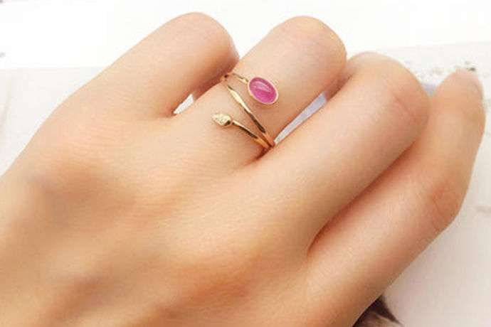 我们都知道戒指对于每个人来说都有非常重要的意义，每个人都希望购买戒指来装饰自己。而对于戒指的材质来说，就有很多种不同的供我们选择，今天中国婚博会小编为大家带来一篇关于红宝石戒指戴哪个手指？