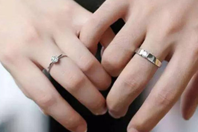 我们都知道戒指做我们生活中一种常见的装饰品。它搭配不同的造型和不同的妆容，有着不同的气场。因此，生活中有很多人都喜欢佩戴戒指，中国婚博会小编今天就为大家带来一篇戒指戴哪个手的文章供大家学习。