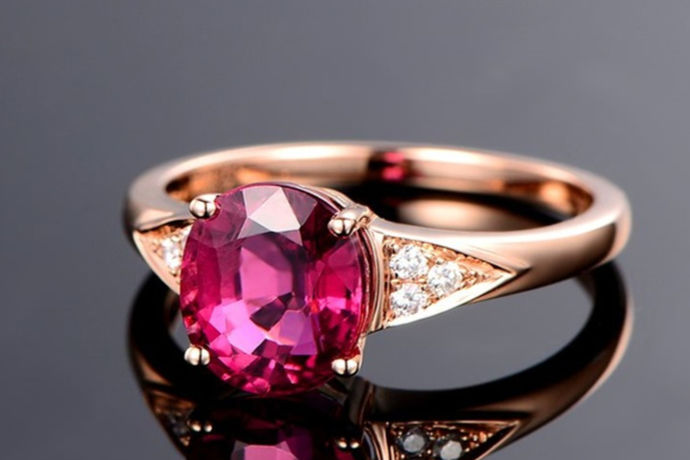 钻戒是主要佩戴的饰品，或者是一对恋人即将走进婚姻的信物。钻戒是代表着爱情和幸福的象征，不少人购买钻戒都会看大小看克拉数，因为不同大小的价格是相差很大的。