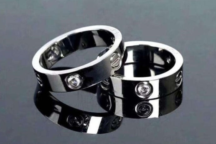 每个人对于戒指的理解都是不一样的，但是大部分的情侣在感情到达一定浓度的时候，会选择购买情侣戒指，表达自己对对方的喜爱。