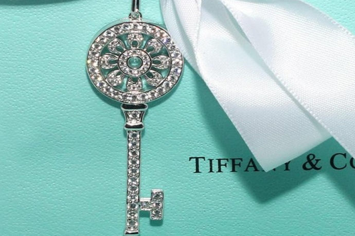 蒂芙尼是美国的奢侈珠宝品牌，被誉为“珠宝界的皇后”，其以钻石和银制品着称于世。相信大家都知道蒂芙尼在饰品中的地位，蒂芙尼的浪漫和优异的品质使很多女孩抵挡不了蒂芙尼的魅力，获得了众多消费者青睐和追捧。