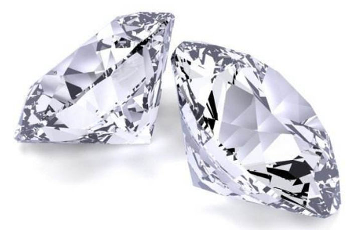钻石作为一种装饰品已经深受女性的喜欢了，钻石已经不仅仅用于结婚上，还用于饰品上，但是钻石用在婚礼上是一件非常重要的东西了，求婚是一件隆重而浪漫的事情，求婚肯定少不了钻戒市面上许许多多的钻戒，应该怎么挑选呢？接下来就由中国婚博会小编带领大家看看吧！