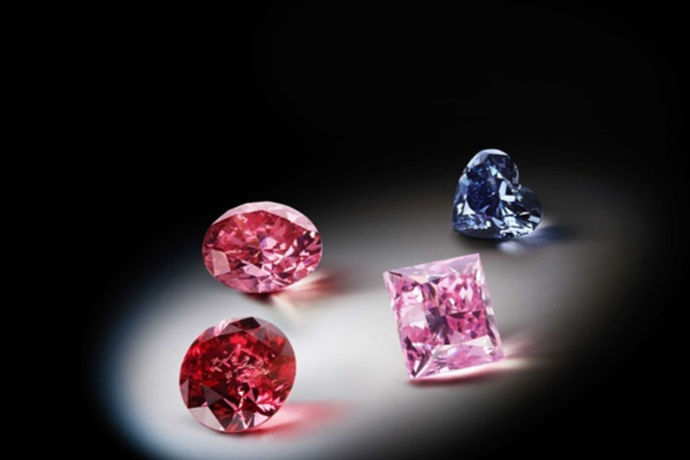 随着时代的发展，人们的审美也在逐渐发生变化，体现在饰品上就是从以前的黄金饰品转变成很多人喜欢钻石饰品。所以钻石饰品的销量越来越高。许多品牌也是开始制作钻石饰品，款式也是多种多样。
