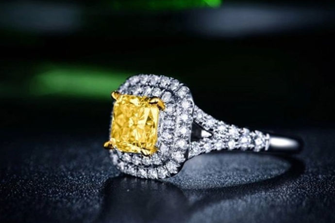 钻石拥有着坚硬的质地和洁白无瑕的颜色，是一种非常昂贵的宝石。钻石是爱情的一种象征，象征着爱情的坚贞不渝和誓言的永恒。因此钻石在女性的饰品中占有重要地位，深受女性的喜爱。钻石种类多样，我们在购买时可能会听到18k金或者白金，第一次购买钻石的人可能不太了解。那么18k金钻石是什么意思呢？