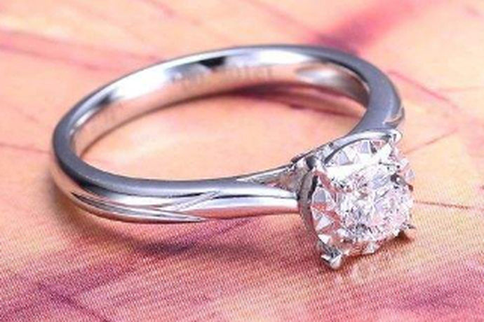 钻戒现在已经成为人们结婚的必需品之一了，在上个世纪的时候，人们结婚互相送银戒指、黄金戒指，现在人们结婚更加流行送钻戒，尤其是订婚的时候，一般都是由男方给女方买一枚钻戒的。