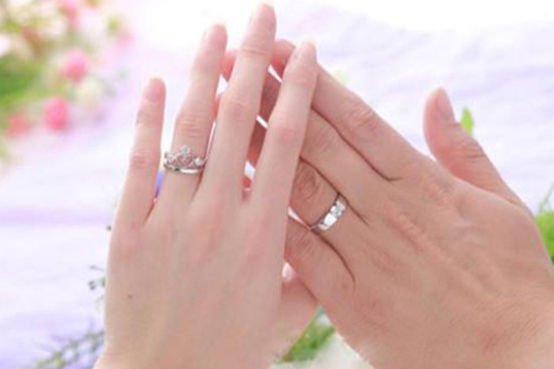 女士结婚戒指戴在哪个手上