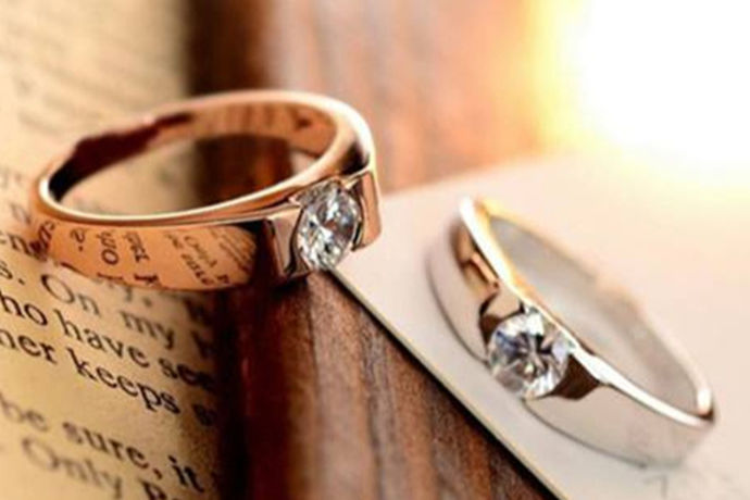 很多单身或是未婚的人也会购买戒指，表示希望早日遇到心仪之人，也希望通过戒指来装饰自己。那么，女士单身戒指戴哪个手指呢？