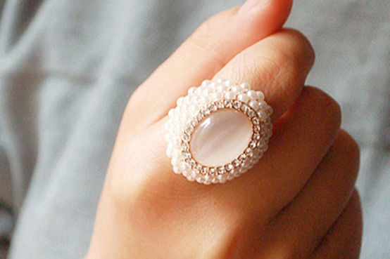 女人食指戴戒指是什么意思？