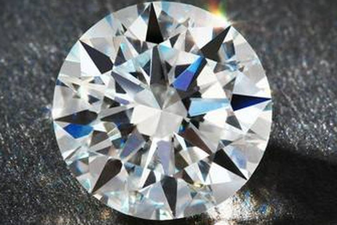 当他们第一次选择钻石时，他们总是被复杂的标志和参数所迷惑。有时他们购买的商品会被他们自己欣赏，但是他们的表现与价格的比率并不高。也可能很难放弃他们最喜欢的钻石戒指，以获得性能与价格的比率。那钻石该怎么挑选呢？