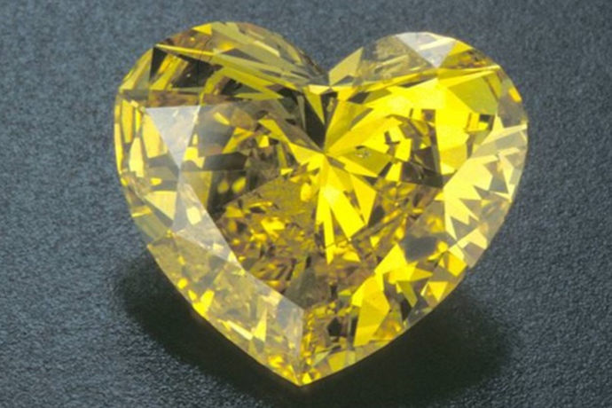 求婚的时候，男人一般都会准备钻石，毕竟钻石代表永恒的爱。但是第一次买的人，应该不知道该怎么挑选还有钻石的价格吧，下面我就为大家介绍一下。