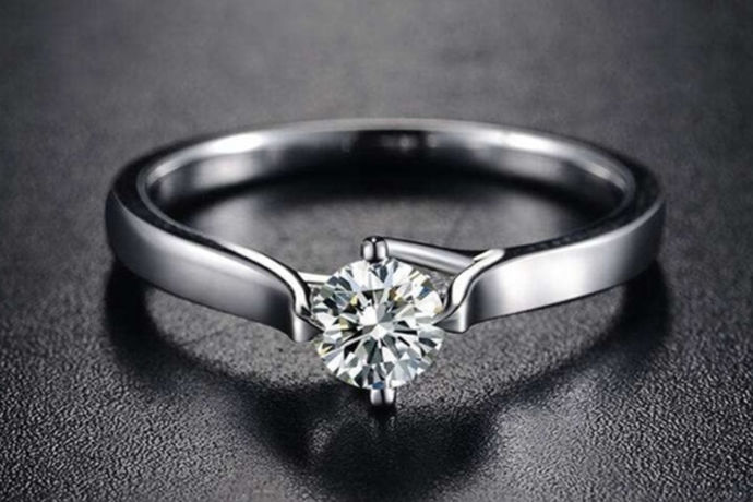 大多数人结婚时一般都会选择购买戒指，不知从什么时候起，戒指成了新娘新郎的信物，也许有人说结婚就是需要戒指，哪有什么为什么，但是这个世界上所有的事情都是有联系的，戒指既然存在，就必然有它存在的理由。那么结婚时为什么要购买戒指呢？