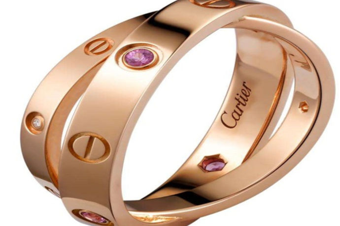 每个人结婚都会拥有一枚属于自己的戒指，特别是钻戒，是两个人爱情的象征，但如今市面上戒指不仅仅是品牌太多了、款式还有价格都不一样，可以说是各有各的特色，让一对新人们再选择特别纠结，很容易挑花了眼。那么，我们来看下关于卡地亚结婚戒指的价格。