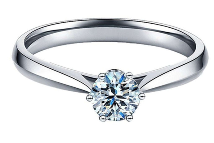 人生当中有许许多多值得回忆的美好事情，被自己心爱的人求婚一定是其中之一。求婚必要的凭借就是要有一颗求婚戒指了。现代很多年轻人都会选择钻石戒指当做自己的求婚戒指。钻石戒指所赋予的意义是永生永世相传的，非常浪漫。因此如果求婚时采用钻石戒指的话会大大提高求婚成功的几率。在选择采用钻戒来当求婚戒指之后，这还是远远不够的，因为在求婚这种很重大很有纪念意义的场合，不是所有的钻石戒指都适应的，它很有讲究。