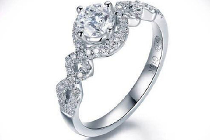 钻石戒指可以见证情侣间的爱情，也可以展现他们的个性气质。它是女孩的梦想，它给女孩带来了爱情，也带来了无与伦比的美，也为其带来了举手投足间的魅力。大多数男孩在为心爱的女孩选择结婚戒指时都非常谨慎，因为这枚钻石戒指对彼此非常重要。