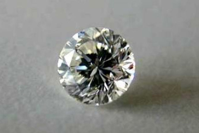 金刚石也叫钻石，字面上是指钻石的金属光泽。随着圆滑明亮的切割方法，钻石已成为闪耀的代名词。因此不仅仅是钻戒，在很多饰品上都能看到钻石的身影。那么入门鉴别钻石呢？