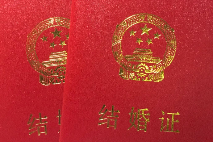 香港注册结婚内地也是承认的，但是在香港注册结婚的话，想要得到内地的承认还需要经过公证机构的公证。因为香港的婚姻法和内地的婚姻法大有不同，按照香港的法律，在香港办理结婚登记是必须要进行体检的，而且香港的结婚登记流程可能和内地也不一样。
