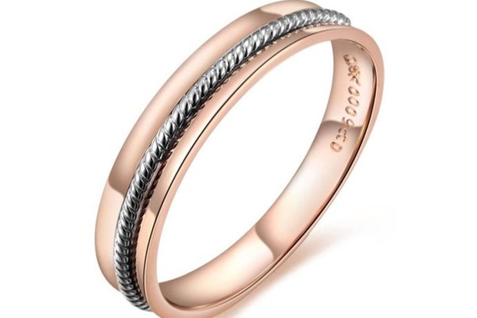 戒指不仅仅是结婚需要带的，而且它也做一种装饰品，在日常生活中被很多人所佩戴，比如有很多单身的群体都很喜欢佩戴戒指。