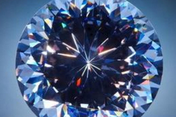 随着科技的发展一些国内外的实验室已经可以通过人工合成制造出钻石了。这些合成转实在性质方面和天涯钻石非常的相似有多高硬度，高射率等特点。那么，合成钻石多少钱一克拉呢。今天就来看一看。