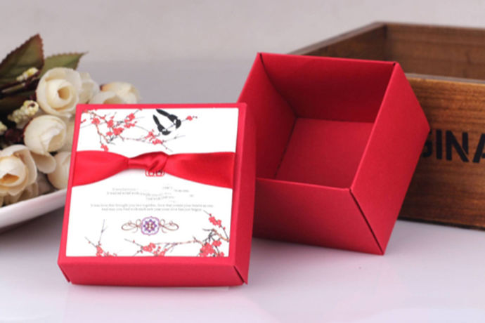 婚礼礼盒是婚礼现场必不可少的，现在市面上有很多半成品或者成品的礼盒款式，但是也有很多新人选择自己制作结婚礼盒来代替买来的成品。那么结婚礼盒怎么折？