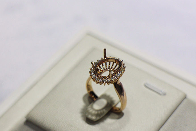 戒指现在已经是很多人都在佩戴的首饰了，从普通的合金材质，到纯银、黄金、铂金材质都有，款式也是很多种，对应的戒指品牌也有很多，几乎每一个做首饰的品牌都会生产戒指。