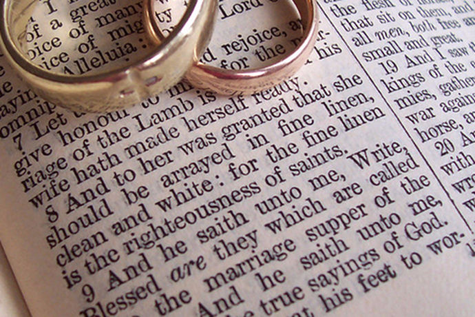 现在人们结婚，必不可杀的就是戒指，其实在求婚的时候，就需要一枚戒指，结婚的时候是需要两枚，总共是三枚戒指，意义是不一样的。求婚的时候一般买的是钻戒，只是送给被求婚的人的。