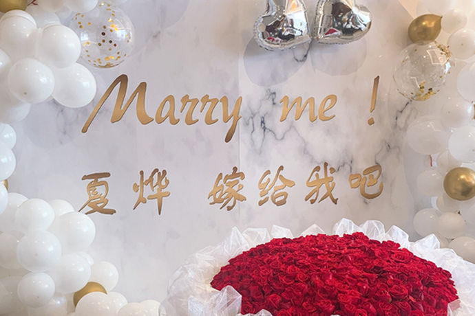 我们都知道，对于大多数步入婚姻殿堂的人来说，最重要的一步当然就是求婚了。对于求婚来说，往往要出其不意才有意思，那么今天中国婚博会小编就为大家带来简单又惊喜的求婚方法。
