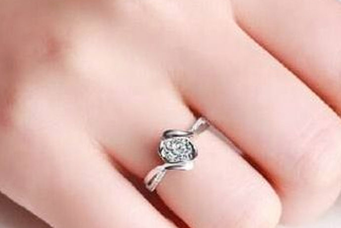 钻石戒指一直都是很多人所喜欢的一种首饰，对于大部分的男性来说，可能会选择钻石戒指送给这些心爱的人。那么今天中国婚博会小编就带大家一起来了解一下钻戒应该戴哪个手指？