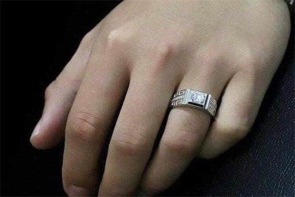 男结婚戒指戴哪只手(男的结婚戒指应该戴在左手还是右手)
