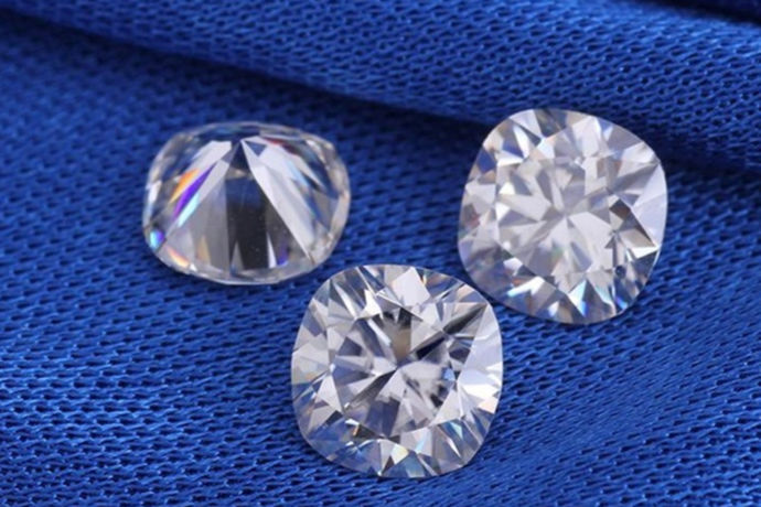 钻石的辉煌最让人眼花缭乱，但虽然很多人觉得钻石很漂亮，但价格也让人最期待而望不可即。其结果是一种叫做莫桑钻的人造钻石出现了，外观相似，价格远低于钻石，这促使一些客户喜欢它。你知道每克拉莫桑钻的价格吗？让我们来了解一下莫桑钻。