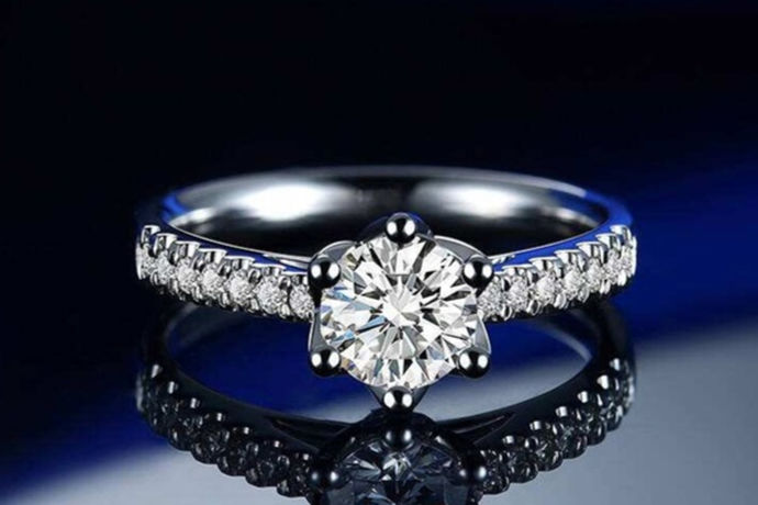 钻石戒指一直是情侣们关注的焦点，因为钻石是稀有珍贵的，在情侣眼中，它象征着坚不可摧的伟大爱情。所以在求婚或结婚等场合，我们总能看到钻石戒指的身影。在新郎为新娘戴钻石戒指的那一刻，尤其是看到3克拉的大钻石戒指，没有不羡慕的。那么，这么珍贵的克拉钻石戒指多少钱？下面让我们来看看吧！