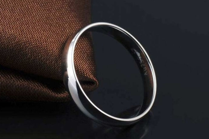 戒指是现在人作为装饰的物品之一，也象征着许多含义，任何人都可以在任何情况下佩戴戒指，那么戒指一般戴在哪只手上？下面小编为您详细解答。