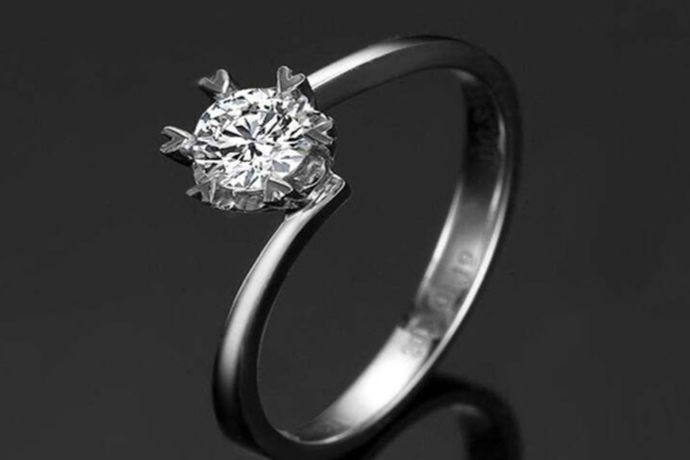 一枚戒指是一个简单单单的装饰物，也是一对对新人结婚典礼上幸福的见证，一枚戒指代表了什么含义了，下面跟小编一起来看看吧。