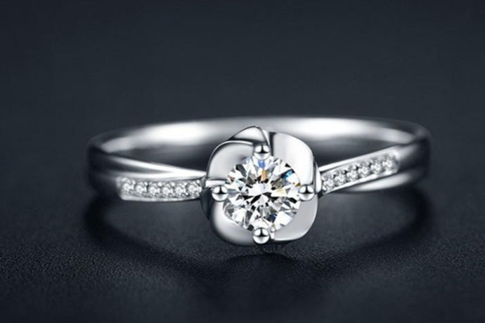珠宝首饰是女人的必需品，不同种类的珠宝有不同的含义。一条精致的钻石项链作为礼物送给对方，代表自己的心意，而戒指则是爱情和情感地位的象征。戒指可以分为订婚戒指、求婚戒指、结婚戒指，如果你想结婚，选择结婚戒指是很自然的，但如何选择结婚戒指呢？技巧是什么？