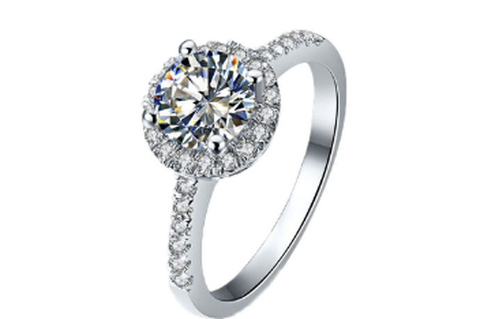 对于大部分的人来说，钻石戒指都是一个非常好看的装饰品。但是在钻石戒指好看的同时，它的价格也非常的昂贵。对于不同的人来说，可能他们承受的范围不一样。今天中国婚博会小编就为大家带来1克拉钻戒有多大？