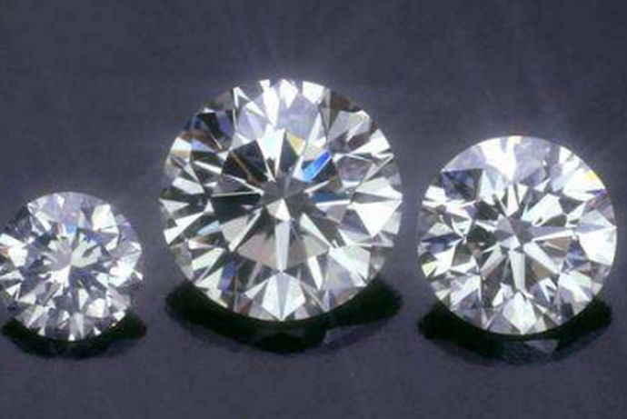 钻石作为一种贵金属元素，在我们日常生活中被制作成各种装饰品被人们所佩戴，同时它也受到越来越多人的喜爱。