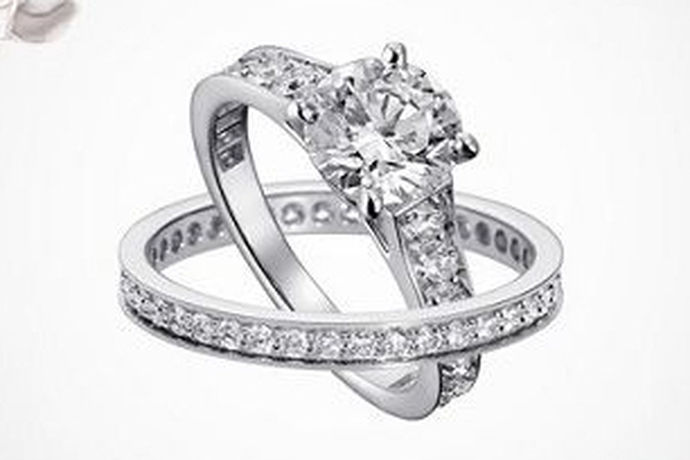 钻戒作为一种装饰品，在日常生活中被越来越多的人所拥有，无论是结婚的时候会赠送钻戒，在日常生活中很多人也会把钻戒作为一种装饰品。