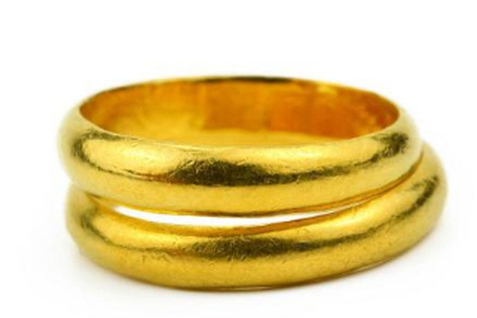 黄金作为一总贵重金属，物以稀为贵，在它身上就可以完美的提现了。黄金，是一种有着良好物理性质的，具有金属光泽的金属材料。黄金有着良好的金属硬度，而且具有纯正的颜色。他的金黄色，一直吸引着万家灯火。黄金，从古至今一直被作为硬通货备受人喜爱，不管是达官贵族还是平民百姓，不管是富豪恶霸还是一般人都喜欢。