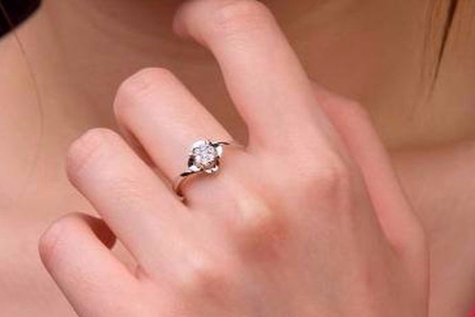 对于现在的人来说，总是会购买一些小饰品来让自己变得更加的美丽。在生活中很多人都会购买戒指。但是对于戒指来说，佩戴在不同的手指上有着不同的含义。今天中国婚博会小编就带大家一起来了解一下戒指怎样戴。